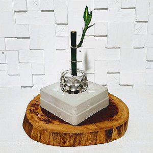 Bambu da sorte com suporte rústico