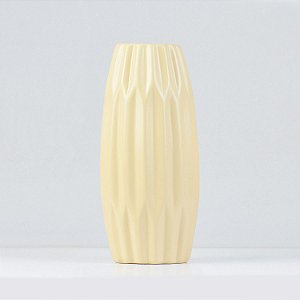 Vaso Bege Com Textura De Dobra em Cerâmica