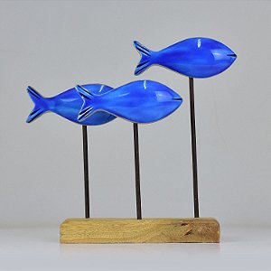 Enfeite Trio de Peixes Azuis no Pedestal em Madeira 23x24x8 cm