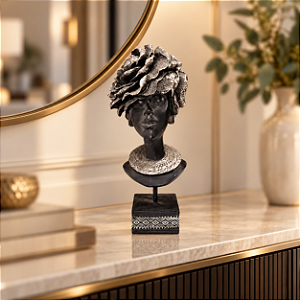 Escultura Decorativa Mulher com Flor Prateada