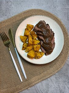 Rosbife ao molho de vinho com batata rústica