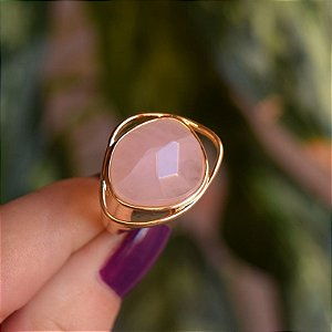 Anel Ayla pedra natural quartzo rosa ouro semijoia