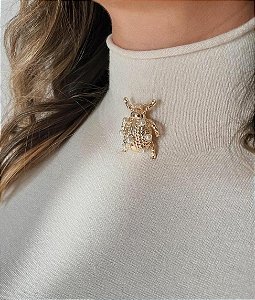 Broche pin besouro pérola ouro semijoia