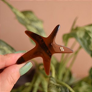 Presilha pequena acrílico Bianca estrela do mar marrom 16 096