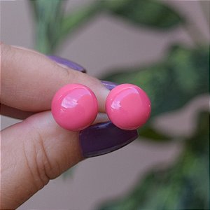 Brinco bola achatada resina rosa g ouro semijoia BA 4726