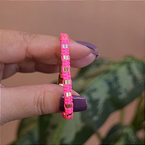 Pulseira Leka fios de seda rosa neon canutilhos metal ouro semijoia