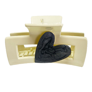 Piranha de cabelo acetato off white coração esmaltado