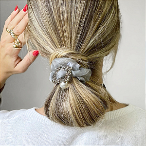 Scrunchie de Organza Prateado com Cristais Fumê e Pérola