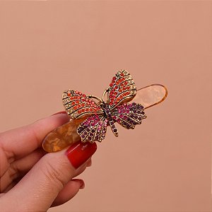 Presilha acrílico marmorizado caramelo borboleta cristais coloridos