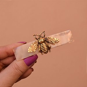 Presilha abelha rainha acetato madrepérola bege