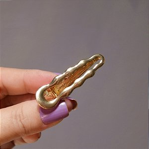 Presilha bico de pato metal ondulado dourado