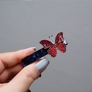 Presilha acetato preto marmorizado borboleta cristais vermelho