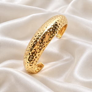 Bracelete metal martelado ouro semijoia
