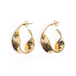 Brinco argola oval torcida metal martelado ouro semijoia