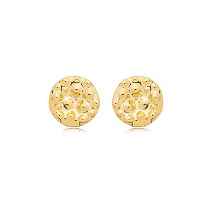 Brinco chapa redonda metal martelado ouro semijoia BZ21802AU