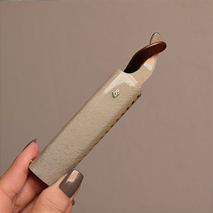 Presilha banana Bianca acrílico nude marmorizado com marrom 60 017