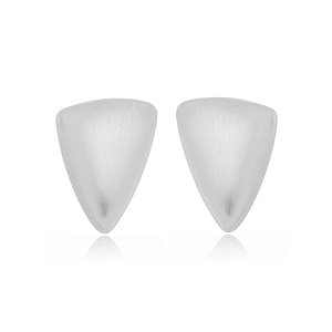 Brinco triangular ródio fosco semijoia