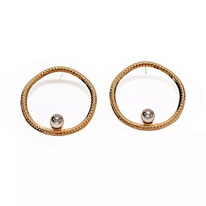 Brinco argola frontal ondulada esfera ródio e ouro semijoia