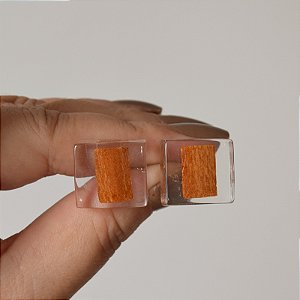 Brinco Márcia Pouso retangular resina transparente canela