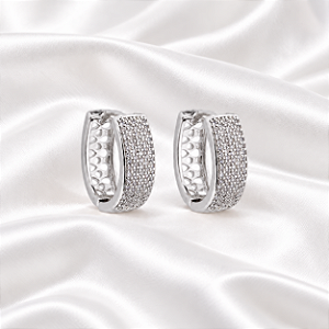 Brinco Argolinha Oval Cravejada com Micro Zircônias Semijoia 18k17052