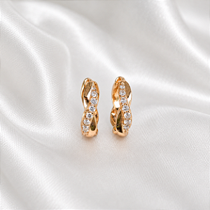 Brinco Argolinha Trançada com Zircônias Cristais 24k05017