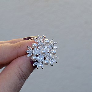 Broche flor pérola e zircônia ródio semijoia