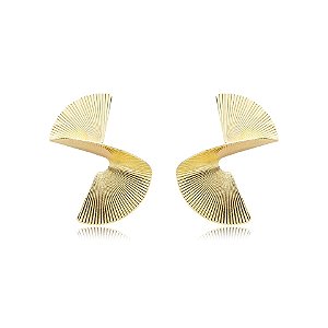 Brinco leque metal torcido ouro semijoia 20417