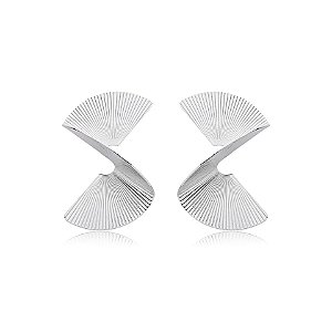 Brinco leque metal torcido ródio semijoia 20417