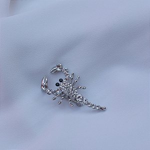 Broche escorpião cristal ródio semijoia