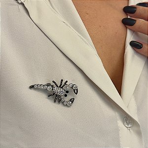 Broche escorpião cristal ródio negro semijoia