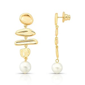 Brinco assimétrico pérola shell ouro semijoia