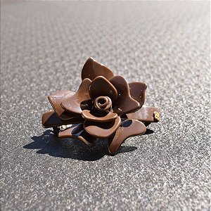 Presilha flor Bianca acrílico mocha