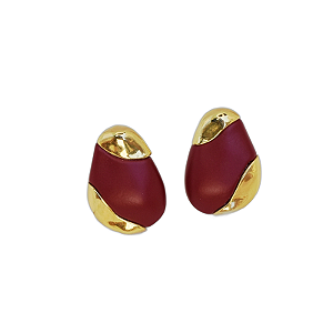 Brinco Nádia Gimenes botão resina burgundy ouro semijoia