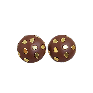 Brinco Nádia Gimenes botão resina mocha mouse ouro semijoia
