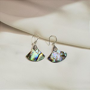 Brinco gancho leque pedra natural abalone prata 925