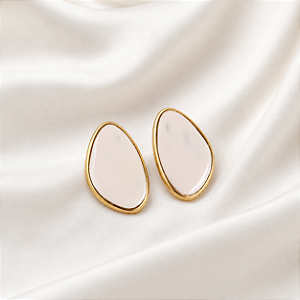 Brinco Sheila Morais orgânico resina off white m ouro vintage