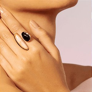 Anel resina preto e bege ouro semijoia