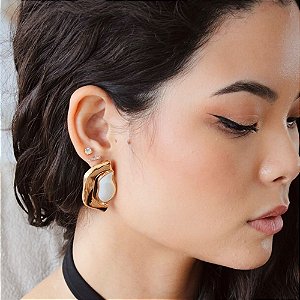 Brinco orgânico madrepérola ouro semijoia