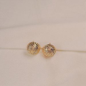 Brinco meia esfera texturizada ouro semijoia 25k02043