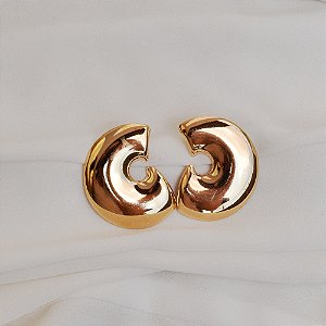 Brinco curvado liso ouro semijoia