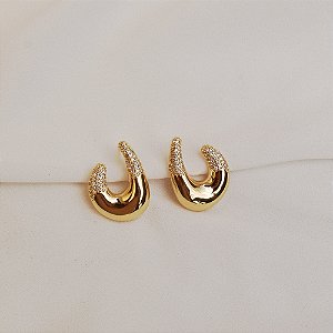 Brinco curvado zircônia ouro semijoia