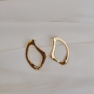 Brinco orgânico ouro semijoia
