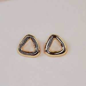 Brinco triangular liso ouro semijoia