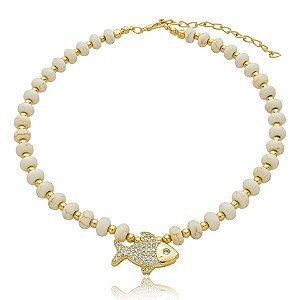 Colar peixe resina bege ouro semijoia