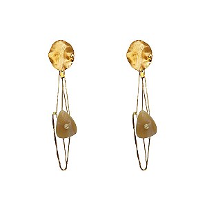 Brinco Palone Design gota resina ouro vintage