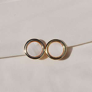 Brinco pressão redondo madrepérola ouro semijoia 6968105