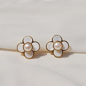 Brinco pressão flor madrepérola ouro semijoia 6968005