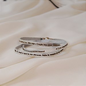 Pulseira Fernanda Villela couro prata oração São Bento