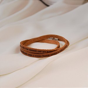 Pulseira Fernanda Villela couro caramelo oração Pai Nosso