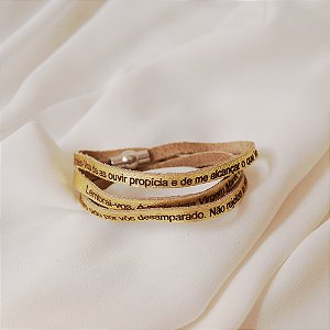 Pulseira Fernanda Villela couro dourado lembrai-vos